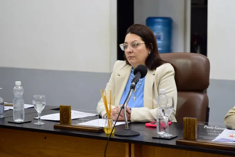 Concejala en su banca siguiendo el debate
