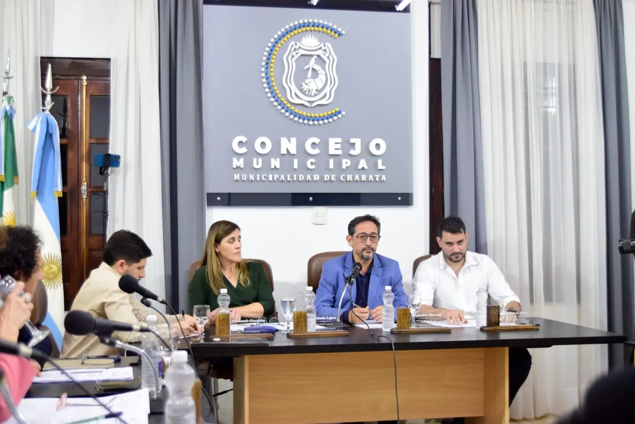 Mesa de Presidencia del Concejo Municipal de Charata durante una sesión, bajo el logo institucional