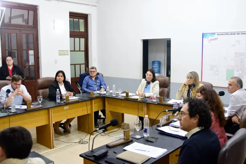 Concejales sentados en las bancas del recinto durante una sesión